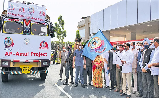 CM YS Jagan Inaugurates YSR Cheyutha And Distribution Of Cattle To Womens - Sakshi