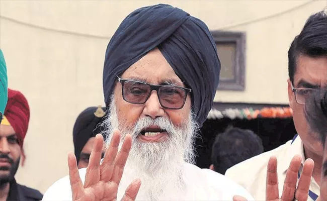 Parkash Singh Badal Returns His Padma Vibhushan Over Farmers Protest In Delhi - Sakshi