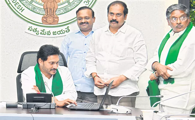 AP CM YS Jagan distributing funds to farmers under Rythu Bharosa - Sakshi