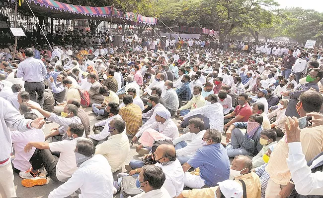 Telangana Teachers Protest at Dharna Chowk For PRC and Transfers and Promotions - Sakshi