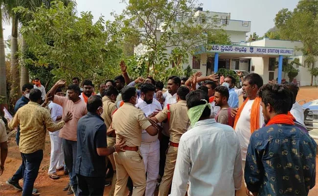 BJP  Leaders Arrested In Karimnagar In A Flexsi Fight - Sakshi