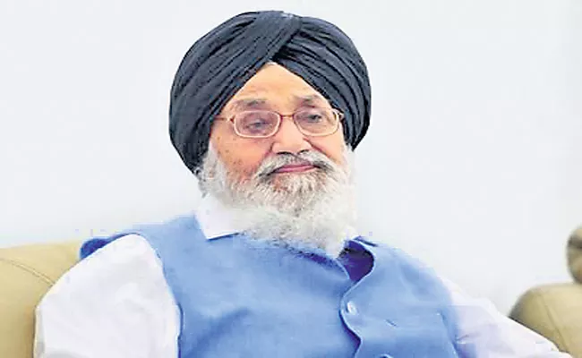 Parkash Singh Badal returns Padma Vibhushan  - Sakshi