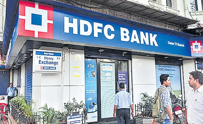 RBI temporarily bars HDFC Bank from issuing new credit cards - Sakshi