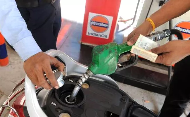 Petrol, Diesel prices up again due to crude price rise in global markets - Sakshi