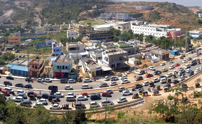 Yadagirigutta Temple Devotees Rush In Yadadri Bhongir - Sakshi