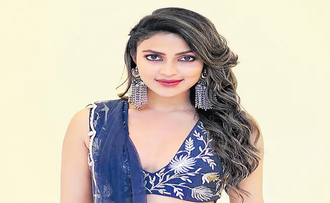 Amala Paul calls herself a serial chiller - Sakshi