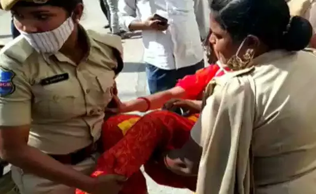 Gurukula PET Candidates Protest On CM Camp Office In Hyderabad - Sakshi