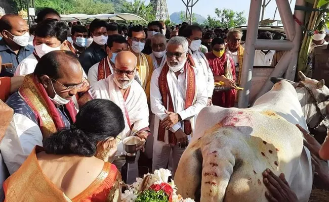 Gudiko Gomata Programme Starts At Indrakeeladri Temple - Sakshi