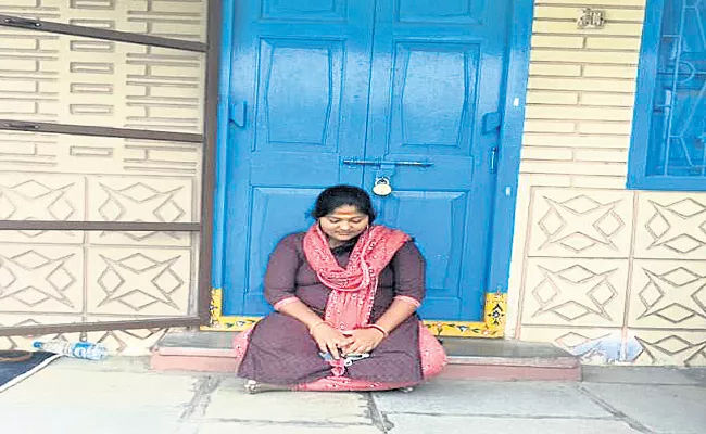 Wife Protest For Justice In Front Of Husband House In Warangal - Sakshi