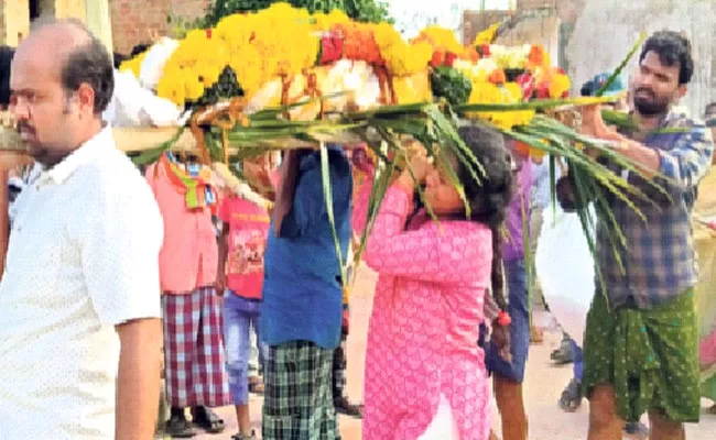 Wife Attend Husband Funerals With 6 Days Old Baby Chittoor District - Sakshi