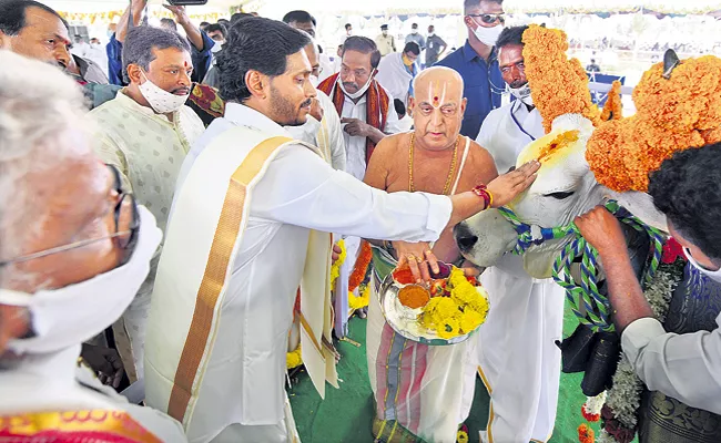 CM YS Jagan Mohan Reddy Participated In Gopuja At Narasaraopeta - Sakshi