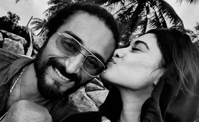 Bigg Boss Fame Oviya Kisses Her Beau, Netizens Ask Who is He - Sakshi