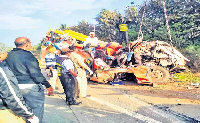 Karnataka: Road Accident In Dharwad District - Sakshi