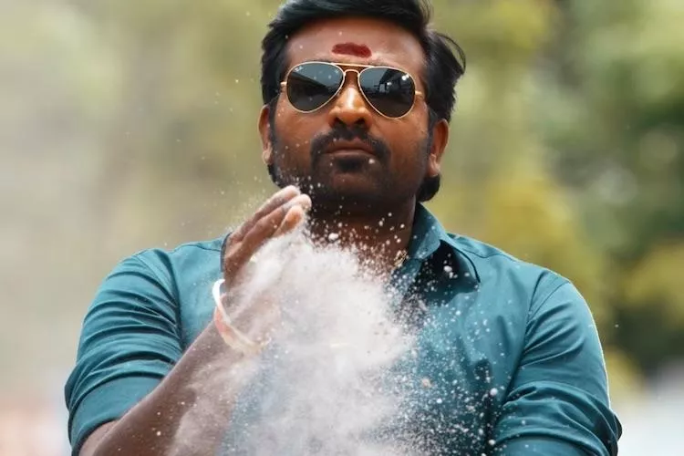 Vijay Sethupathi Apologises for Cutting Birthday Cake With Sword - Sakshi