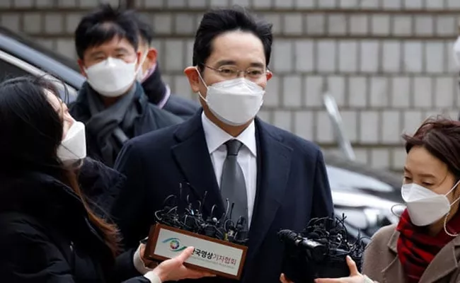 Samsung Chief Jailed For 2.5 Years Over Corruption Scandal - Sakshi