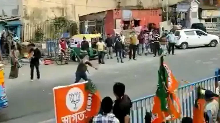 BJP And TMC Fellows Pelt Stones At Suvendu Adhikari Kolkata Rally - Sakshi