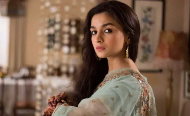 Alia Bhatt gets hospitalised For Mild illness - Sakshi