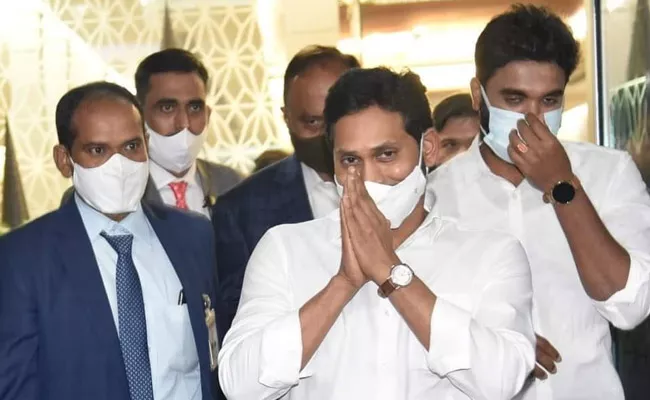 AP CM YS Jagan Mohan Reddy Reached To Delhi  - Sakshi