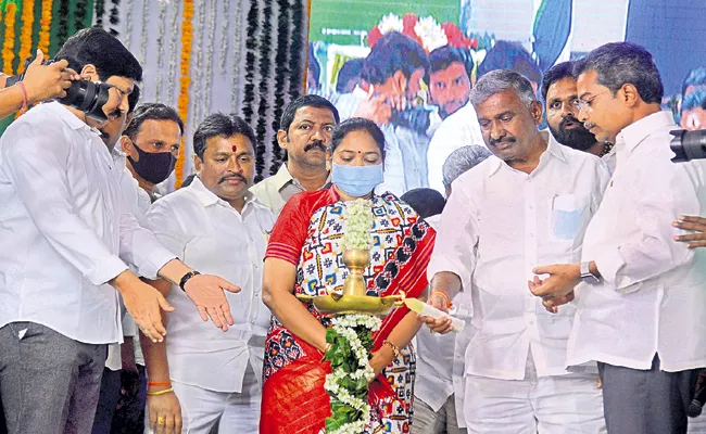 YSRCP Leaders inaugurated the distribution program of Jagananna Padayatra Colony - Sakshi