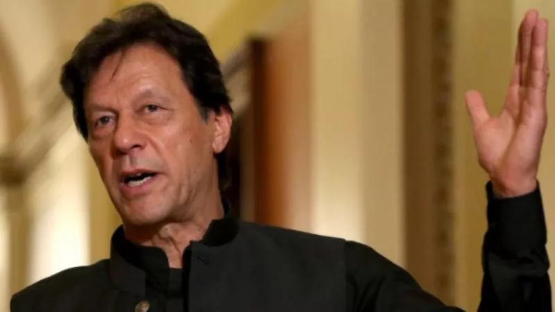 Pakistan Prime Minister Imran Khan Lookalike Spotted Riding A Rickshaw - Sakshi