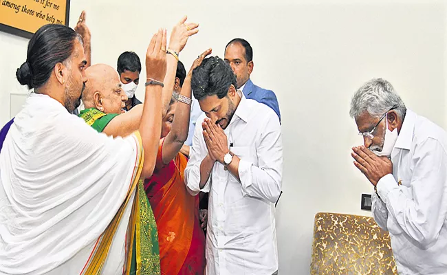 Vedic scholars blessed CM Jagan - Sakshi