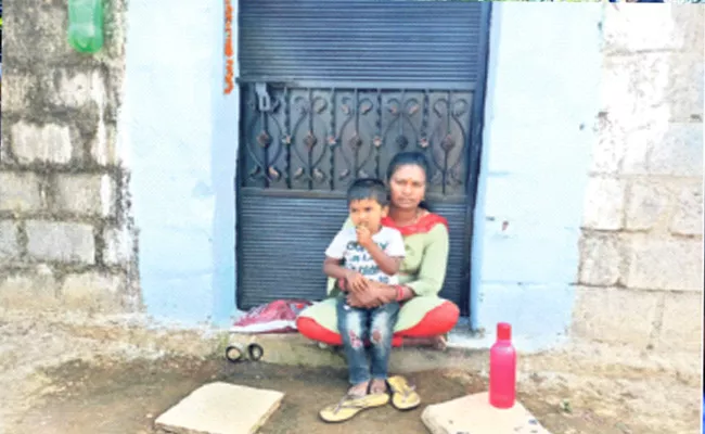 Woman Protest In Front Of Boyfriend House In Karimnagar - Sakshi