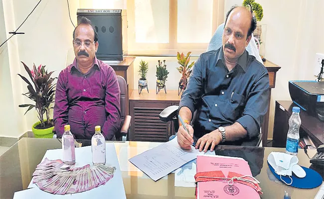 MD, GM Of Telangana State Warehousing Corporation In ACB Net - Sakshi