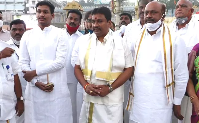 Vellampalli Srinivas Visits Tirumala Venkateswara Swamy Darshan - Sakshi