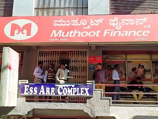 Robbery Worth RS 7 Crore Gold Take Place Hosur Muthoot Branch - Sakshi