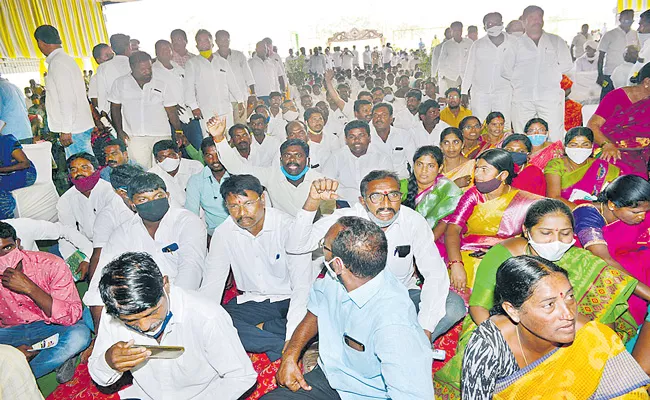 Sarpanches Protest In Telangana State Ministers Meeting - Sakshi