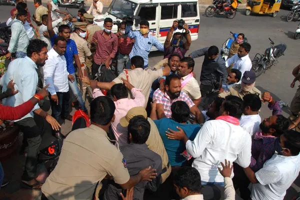 TRS, BJP Leaders fight in Karimnagar Town - Sakshi