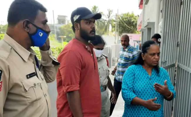 Police Detained Parents Who Assassinated Their Daughters Madanapalle - Sakshi