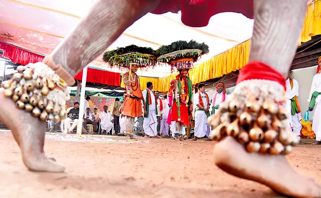 Gussadi Dance: Telangana Adivasis Culture - Sakshi