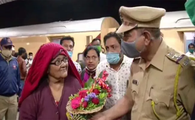 65 Year Old Woman Freed From Pakistani Jail Returns After 18 years - Sakshi