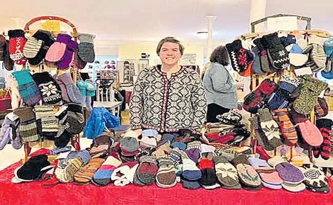 Teacher Jennifer Alice She Made Bernie Sanders Iconic Mittens - Sakshi