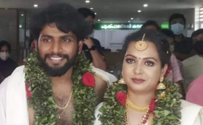 Actor Madhupal Daughter, TV Anchor Madhavi Gets Married - Sakshi