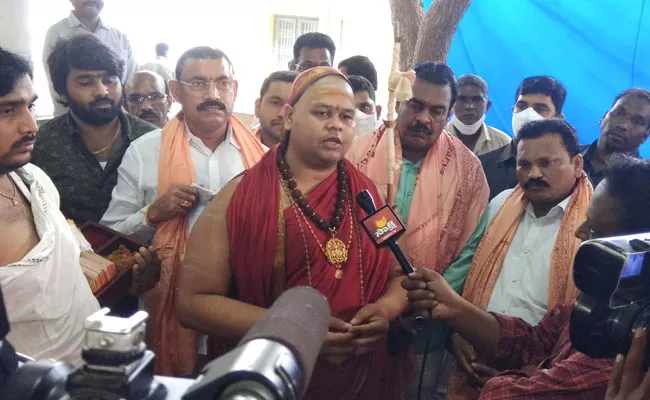 swami swatmanandendra saraswathi visits antarvedi laxmi narasimha swamy temple - Sakshi