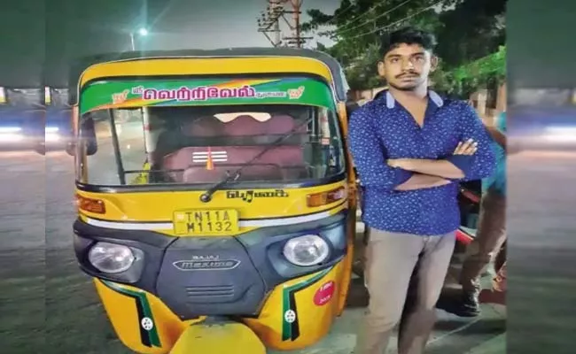 Auto Driver Shows Honesty By Returning Lost Gold Ornaments Of His Passengers - Sakshi