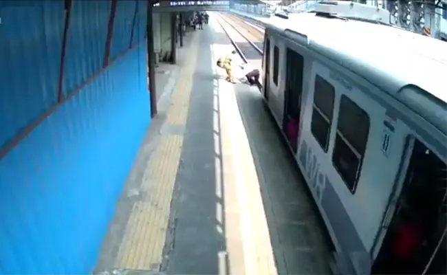 Mumbai Police Saves Man From Railway Track, Then Slaps Him - Sakshi