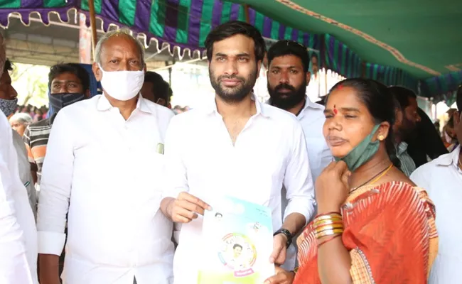 Devineni Avinash Gives House Site Pattas In Vijayawada - Sakshi