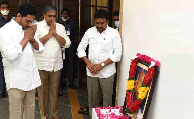 AP CM YS Jagan Pays Tribute To Mahatma Gandhi - Sakshi