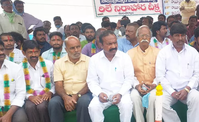 Nayee Brahmins Protest to Corporate Salons in Telangana - Sakshi