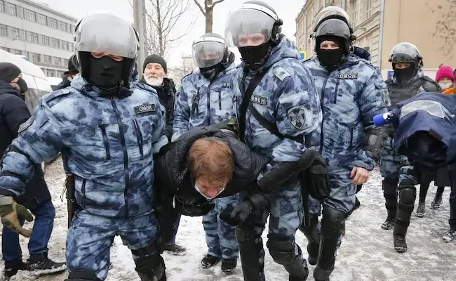 russian police arrests over 1000 people over demanding release of jailed opposition leader - Sakshi