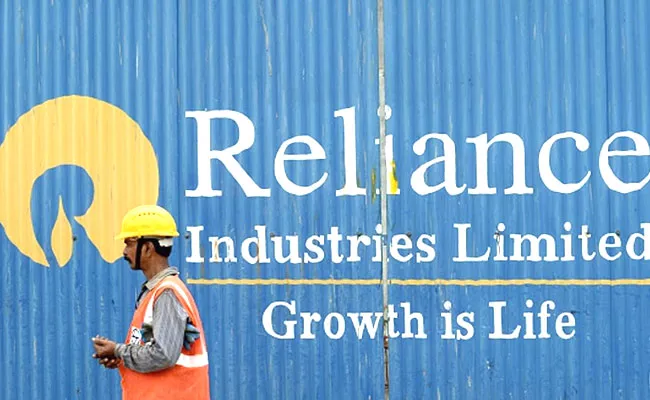 Wont buy farmland, no contract farming: Reliance industries - Sakshi