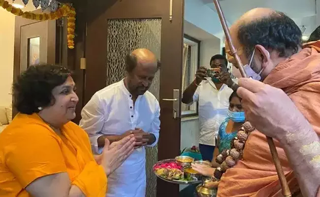 Superstar Rajinikanth Receives Blessing From Namo Narayana Swamy - Sakshi