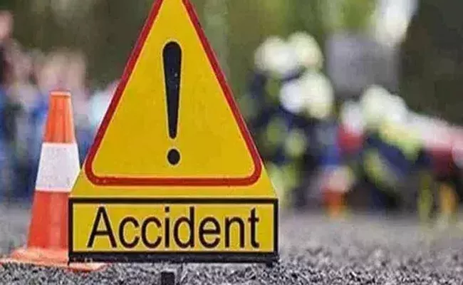 Man Lost Life In Road Accident In Kurnool - Sakshi