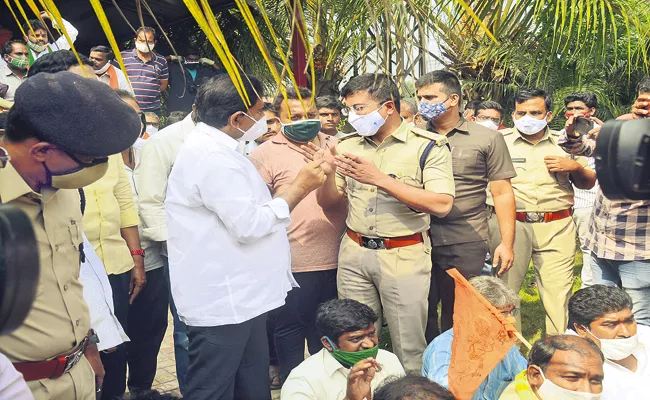 Seethamma idol broken in the temple at Vijayawada RTC bus stand - Sakshi