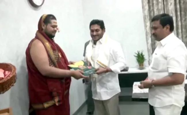 Swatmanandendra Saraswati Meets CM YS Jagan - Sakshi