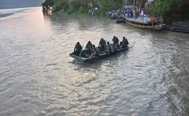 2 Lost Life By Boat Capsizes In Mingachal River Chhattisgarh - Sakshi