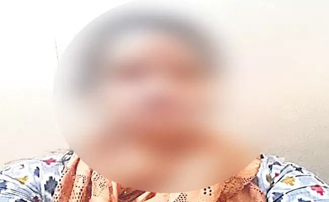 Man Sold Chandrayangutta Women To Sudan Sheikh Over Offered Job - Sakshi